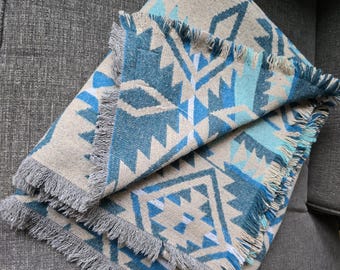 Koc wełniany w kolorze cyny inspirowany stylem południowo-zachodnim