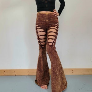 Pantalones de yoga acampanados con lavado mineral: pantalones de campana trenzados y rotos