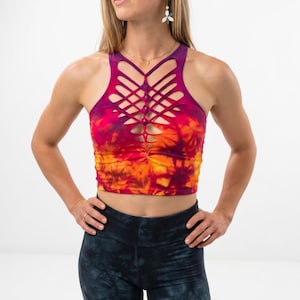Top do jogi Lion Heart High Neck Crop Top z rozcięciem i warkoczowym detalem
