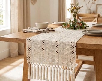 Runner da tavola intrecciato beige con nappe, decorazione per sala da pranzo in stile boho-chic.