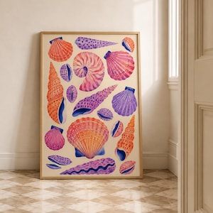 Pode incluir: Uma impressão de arte emoldurada apresentando uma coleção de conchas em aquarela em tons de laranja, rosa e roxo. A ilustração exibe várias conchas em espiral, em forma de leque e cónicas sobre um fundo creme claro.