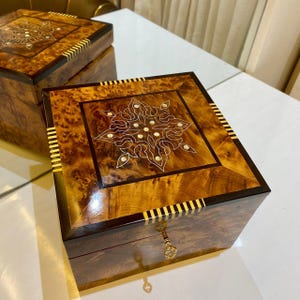 Vierkante afsluitbare houten sieradendoos, handgemaakte Marokkaanse thuya-hout bewaardoos met sleutel, gepersonaliseerde sieradenorganizer