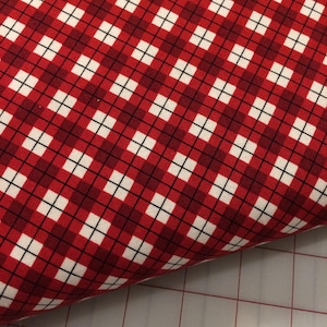 Taglio di mezzo metro di The Woodsman - Bias Plaid in Red di Lori Whitlock - Metraggio continuo disponibile, venduto a mezzo metro
