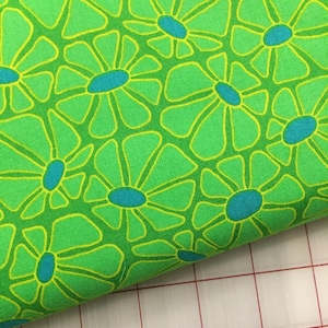 Half Yard cut of Summer Lovin&#39; - Daisy in Green - quilting cotton fabric - Continuous yardage available, sold by half yard