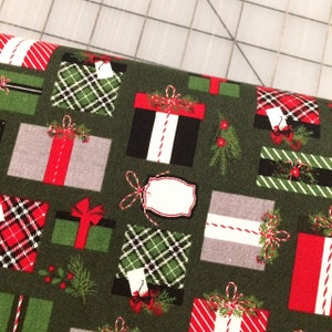 Riley Blake - FAT QUARTER cut of Christmas Delivery Presents in Green by Carta Bella