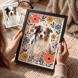 Pode incluir: Um retrato emoldurado de um c&atilde;o pastor australiano rodeado por uma ilustra&ccedil;&atilde;o floral colorida. O c&atilde;o tem uma pelagem branca, castanha e preta com um olho azul. A obra de arte est&aacute; numa moldura preta fina com flores vermelhas e amarelas.
