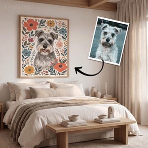 Pode incluir: Uma impress&atilde;o art&iacute;stica emoldurada apresentando uma ilustra&ccedil;&atilde;o digital de um c&atilde;o Schnauzer cinzento rodeado por padr&otilde;es florais coloridos em tons de vermelho, laranja e azul, com uma fotografia de refer&ecirc;ncia menor do mesmo c&atilde;o &agrave; direita.