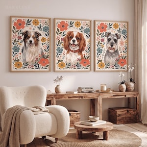 Pode incluir: Tr&ecirc;s quadros retangulares de parede com retratos de c&atilde;es rodeados por ilustra&ccedil;&otilde;es florais coloridas em tons de vermelho, azul e amarelo. Cada impress&atilde;o est&aacute; emoldurada em madeira clara e exibe o texto BARKLINE no canto superior esquerdo.