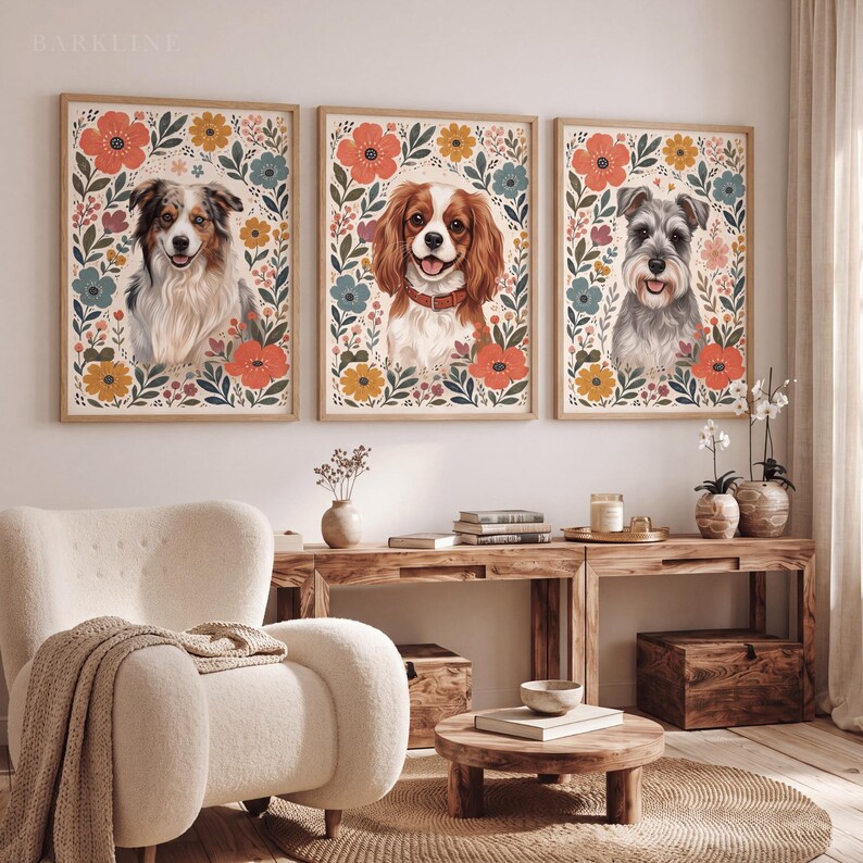 Pode incluir: Tr&ecirc;s quadros retangulares de parede com retratos de c&atilde;es rodeados por ilustra&ccedil;&otilde;es florais coloridas em tons de vermelho, azul e amarelo. Cada impress&atilde;o est&aacute; emoldurada em madeira clara e exibe o texto BARKLINE no canto superior esquerdo.