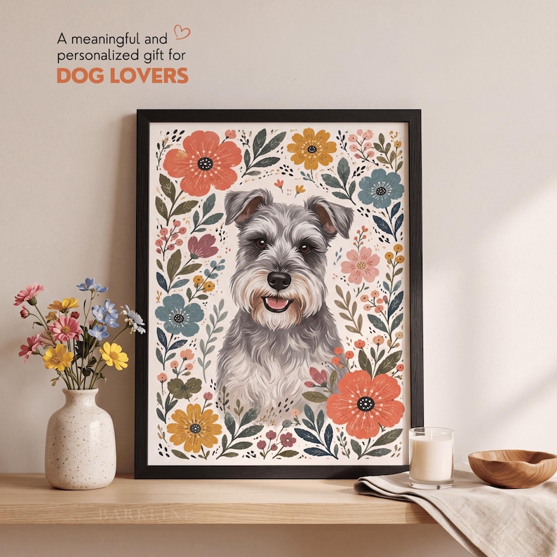 Pode incluir: Uma impress&atilde;o de arte emoldurada com o retrato de um c&atilde;o Schnauzer cinzento rodeado por uma borda floral colorida de flores cor de laranja, amarelas e azuis. O texto A meaningful and personalized gift for DOG LOVERS est&aacute; impresso acima.