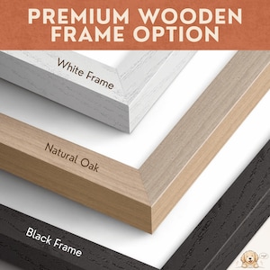 Pode incluir: Tr&ecirc;s molduras de madeira com acabamentos em branco, carvalho natural e preto s&atilde;o exibidas. O texto PREMIUM WOODEN FRAME OPTION aparece no topo, com etiquetas White Frame, Natural Oak e Black Frame apontando para cada estilo de moldura.