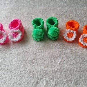 Baby pom pom booties, daisy booties, crochet booties, newborn,  0-3 month