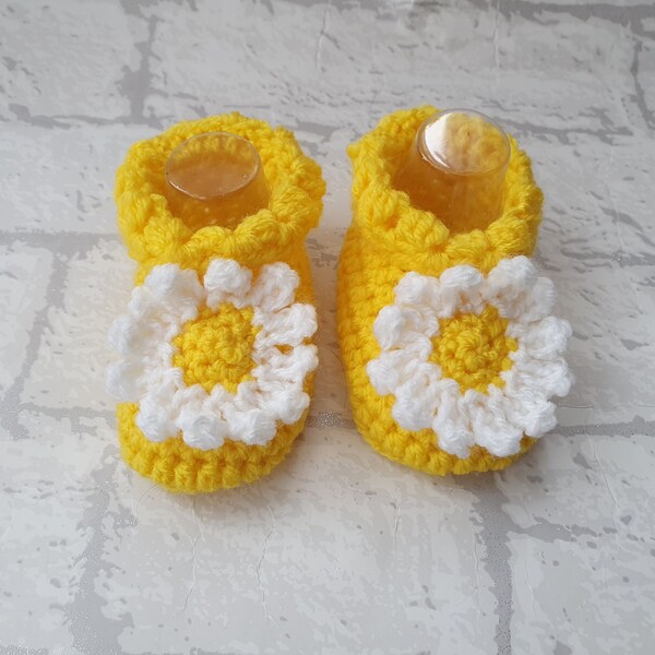 yellow baby booties, crochet baby shoes, baby daisy shoes, newborn, 0-3 month, 3-6 month