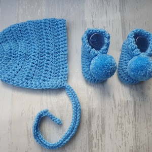Crochet baby bonnet, pompom booties, blue baby bonnet, newborn