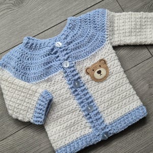 Gehaakt babyvestje: teddymotief, blauw en wit, 3-6 maanden
