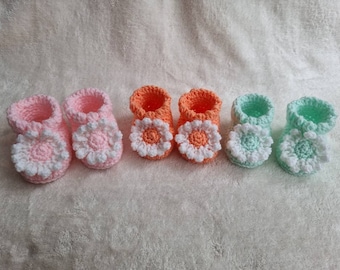 daisy baby booties, crochet baby shoes, baby daisy shoes, newborn, 0-3 month