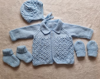 cardigan bleu tricoté main, bonnet tricoté pour bébé, chaussons et mitaines bleus tricotés main, pull tricoté main, vêtements 3-6 mois