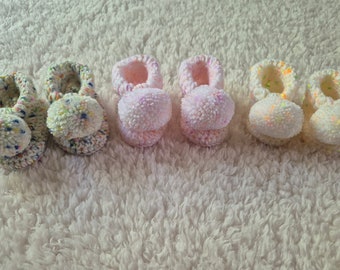 Baby pompom booties, crochet baby booties, baby shoes, newborn clothing