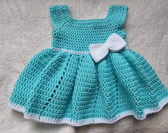Baby Mädchenkleid, gehäkeltes Babykleid, grünes Kleid mit Schleife, Neugeborene