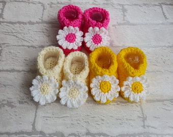 daisy baby booties, crochet baby shoes, baby daisy shoes, newborn, 0-3 month