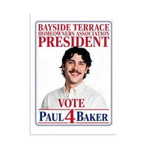 Può includere: Un poster elettorale rettangolare con una persona sorridente dai capelli scuri e i baffi. Il testo recita BAYSIDE TERRACE HOMEOWNERS ASSOCIATION PRESIDENT VOTE PAUL 4 BAKER in caratteri rossi e blu su sfondo bianco con bordo.