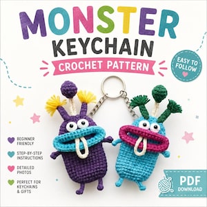 Op de afbeelding: Een digitaal haakpatroon voor een monstersleutelhanger met de tekst MONSTER KEYCHAIN CROCHET PATTERN, EASY TO FOLLOW, BEGINNER FRIENDLY, STEP-BY-STEP INSTRUCTIONS, DETAILED PHOTOS en PDF DOWNLOAD. Twee gehaakte monsters worden getoond.