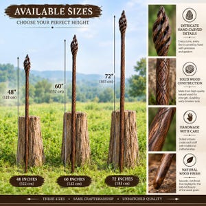 Puede incluir: Tres bastones de madera marr&oacute;n oscuro con remates tallados en espiral y ejes texturizados, mostrados en alturas de 122 cm, 152 cm y 183 cm. La imagen incluye etiquetas de texto para los tama&ntilde;os disponibles y detalles de tallado a mano.