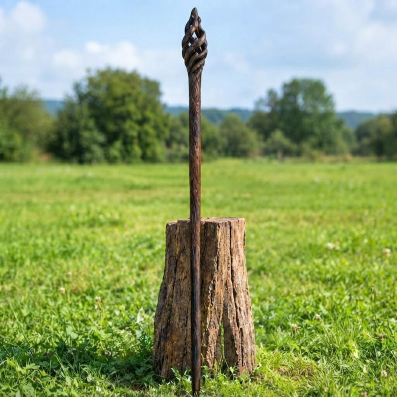 Puede incluir: Un bast&oacute;n de madera de color marr&oacute;n oscuro con un dise&ntilde;o tallado a mano en forma de jaula en espiral en la parte superior. El cuerpo del bast&oacute;n presenta un acabado texturizado similar a la corteza que recorre verticalmente su longitud.