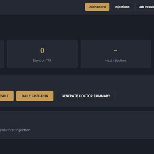 Puede incluir: Un panel de control digital de tema oscuro titulado TRT Tracker con pestañas de navegación para Injections, Lab Results, Daily Log, Doctor Visit y E2 Guide. La interfaz muestra métricas para el total de inyecciones y días de tratamiento.