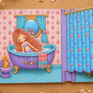 Könnte beinhalten: Eine Kinderbuchseite mit einer Cartoon-Illustration einer Meerjungfrau mit langem, welligem Haar in einer violetten Badewanne mit Klauenfüßen. Die Szene zeigt einen blauen Duschvorhang, einen Waschtisch mit Spiegel und eine kleine Seepferdchenfigur auf einem violetten Hocker.