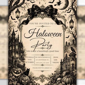 Puede incluir: Una invitación para fiesta de Halloween de estilo vintage con una ilustración en tinta negra sobre fondo beige. El diseño incluye una mansión encantada, calabazas, un gato negro, una calavera, un gran lazo negro y una luna creciente con una bruja.