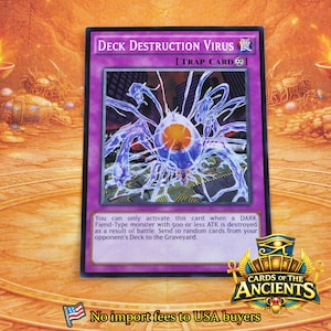 Könnte beinhalten: Eine violette Deck Destruction Virus Fallenkarte aus dem Sammelkartenspiel. Die Karte zeigt eine zentrale Illustration einer blauen, vielarmigen Kreatur mit einem leuchtend orangefarbenen Kern. Der Text lautet Deck Destruction Virus und enthält Spielregeln.