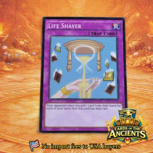 Könnte beinhalten: Eine violette Yu-Gi-Oh!-Sammelkarte mit dem Titel Life Shaver. Die Karte zeigt eine Hand, die Sand aus einer Sanduhr auffängt, umgeben von schwebenden Karten. Der Text lautet: Your opponent must discard 1 card from their hand for each of your turns that this card has been Set.
