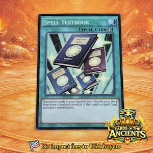 Könnte beinhalten: Eine Yu-Gi-Oh!-Sammelkarte mit dem Titel Spell Textbook, die einen blaugrünen Rand und eine Abbildung von vier dunklen Büchern mit leuchtend gelben Sternsymbolen auf den Einbänden zeigt. Der Kartentext beschreibt das Abwerfen, Mischen und Ziehen.