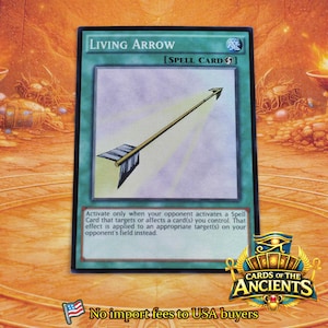 Könnte beinhalten: Eine grüne Yu-Gi-Oh! Zauberkarte mit dem Titel Living Arrow, die eine goldene Pfeilillustration auf hellviolettem Hintergrund zeigt. Der Kartentext lautet: Activate only when your opponent activates a Spell Card that targets or affects a card(s) you control. That effect is applied to an appropriate target(s) on your opponent's field instead.