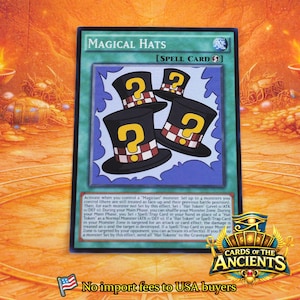 Könnte beinhalten: Eine Yu-Gi-Oh! Sammelkarte mit dem Titel Magical Hats, die einen grünen Rand und eine Illustration von drei schwarzen Zylindern mit gelben Fragezeichen und rot-weiß karierten Bändern sowie einen ausführlichen Kartentext aufweist.