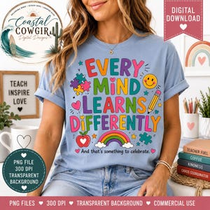 Puede incluir: Una camiseta azul claro con el texto colorido Every Mind Learns Differently, acompañado de una pieza de rompecabezas, una cara sonriente, un lápiz, una manzana y un arcoíris. El texto And that's something to celebrate está impreso debajo.