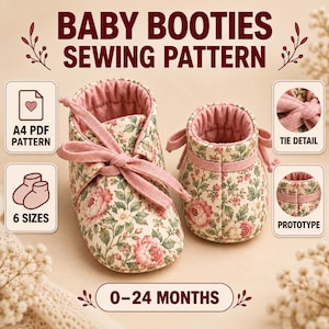 Może przedstawiać: Wykrój na buciki niemowlęce z kwiatowym wzorem w kolorze różowym i białym na kremowym tle. Tekst zawiera BABY BOOTIES SEWING PATTERN, A4 PDF PATTERN, 6 SIZES, TIE DETAIL, PROTOTYPE oraz 0-24 MONTHS. Przedstawiono dwie pary bucików.
