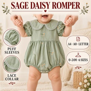 Op de afbeelding: Een saliegroene babyromper met een witte kanten kraag, korte pofmouwen en geborduurde madeliefjesmotieven. Het kledingstuk bevat de tekst SAGE DAISY ROMPER, A4, A0, LETTER, PUFF SLEEVES, LACE COLLAR en 0-24M, 6 SIZES.