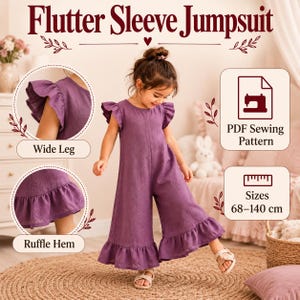 Puede incluir: Un mono morado con mangas de volantes, diseño de pierna ancha y dobladillo con volantes. La imagen incluye el texto Flutter Sleeve Jumpsuit, PDF Sewing Pattern y Sizes 68-140 cm, junto con recuadros circulares que muestran los detalles.