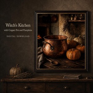 Peut inclure: Une impression murale encadrée intitulée Witch's Kitchen with Copper Pot and Pumpkins, montrant une grande marmite en cuivre, plusieurs citrouilles orange et une cuillère en bois sur une surface en bois sombre, avec une cheminée en arrière-plan.