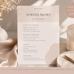 Op de afbeelding: Een 12,7 bij 17,8 cm rechthoekige nazorgkaart voor powder brows in een beige en wit kleurenschema. De tekst bevat instructies voor de eerste 24 uur, het genezingsproces en te vermijden zaken, met een tijdelijke aanduiding voor een logo.