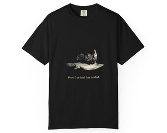 Puede incluir: Una camiseta negra de manga corta con un gráfico central de una persona con la cabeza entre las manos sobre un libro. Debajo de la ilustración, el texto blanco dice: Your free trial has ended. La camiseta tiene cuello redondo.