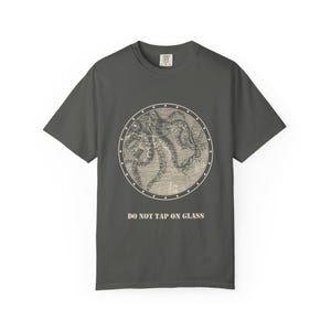 No golpear el cristal (camiseta), camiseta con ojo de buey de calamar gigante, cartel divertido para acuario, grabado de Julio Verne de 1870. imagen 3