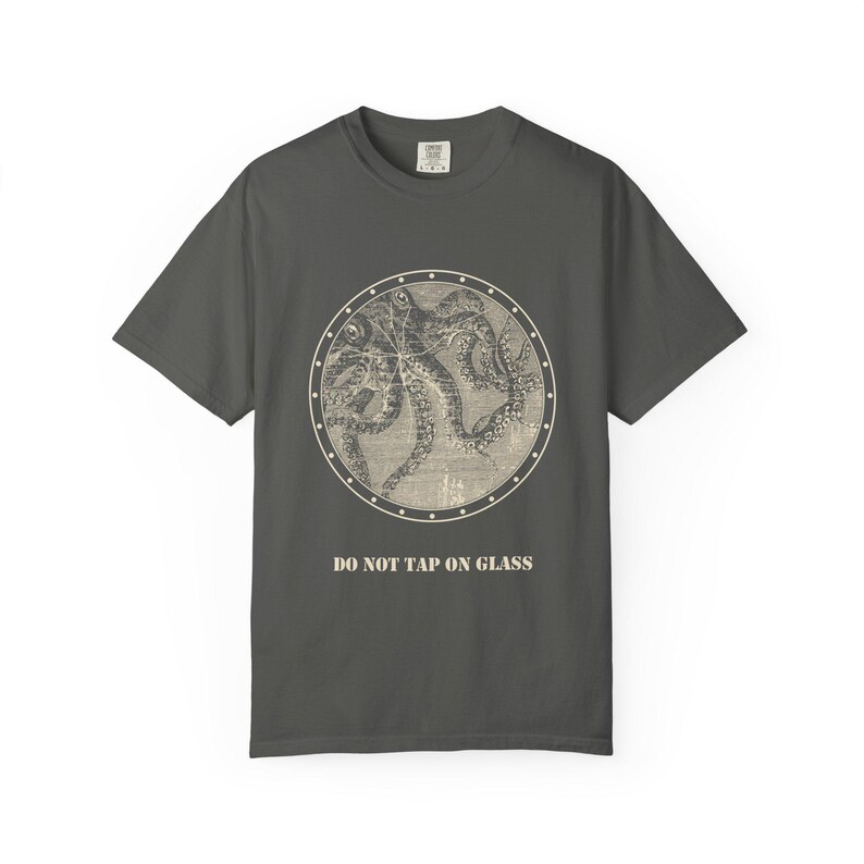 No golpear el cristal (camiseta), camiseta con ojo de buey de calamar gigante, cartel divertido para acuario, grabado de Julio Verne de 1870. imagen 3
