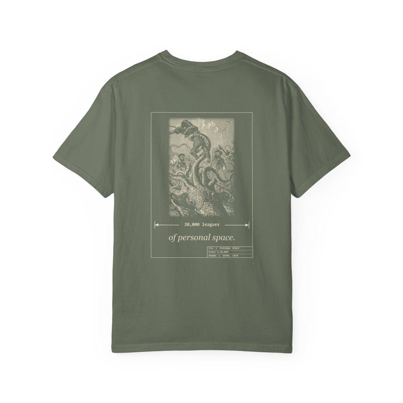 Camiseta "20.000 leguas de espacio personal", camiseta divertida para introvertidos por delante y por detrás, calamar gigante de Julio Verne imagen 8