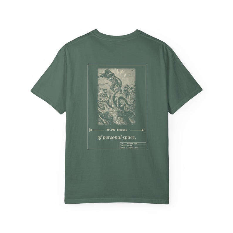 Camiseta "20.000 leguas de espacio personal", camiseta divertida para introvertidos por delante y por detrás, calamar gigante de Julio Verne imagen 10
