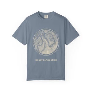 No golpear el cristal (camiseta), camiseta con ojo de buey de calamar gigante, cartel divertido para acuario, grabado de Julio Verne de 1870. imagen 7