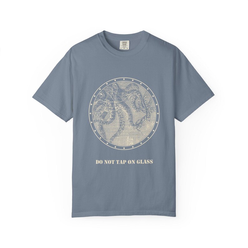 No golpear el cristal (camiseta), camiseta con ojo de buey de calamar gigante, cartel divertido para acuario, grabado de Julio Verne de 1870. imagen 7