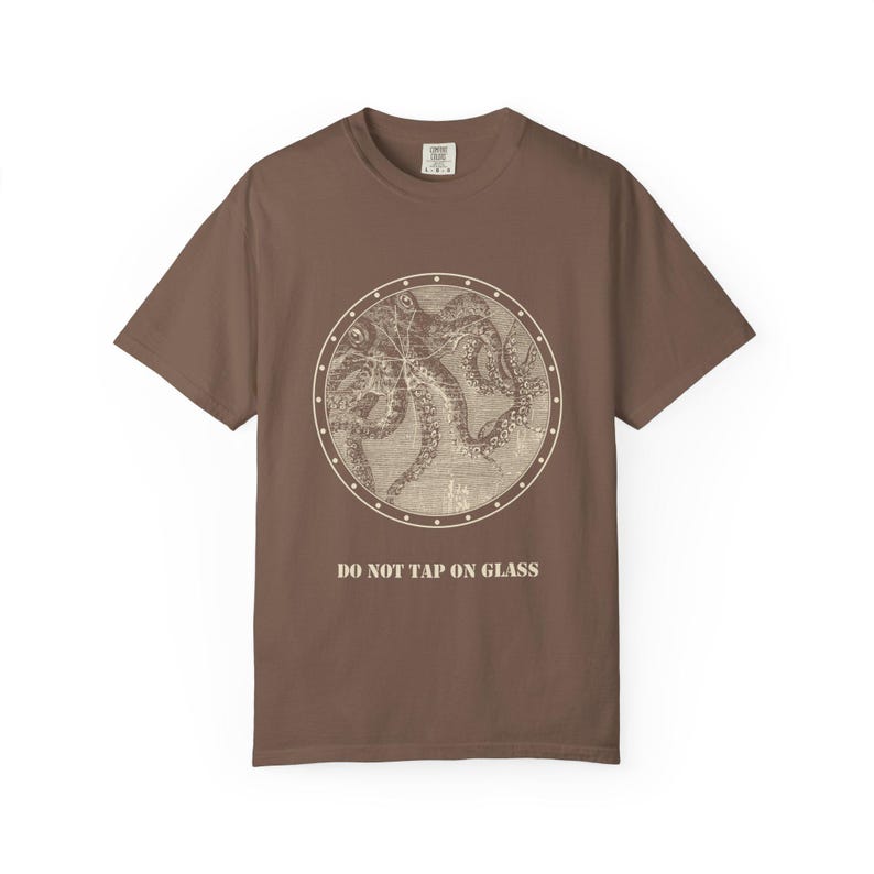 No golpear el cristal (camiseta), camiseta con ojo de buey de calamar gigante, cartel divertido para acuario, grabado de Julio Verne de 1870. imagen 2